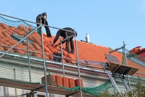 Dachdecker führen eine Dachsanierung durch